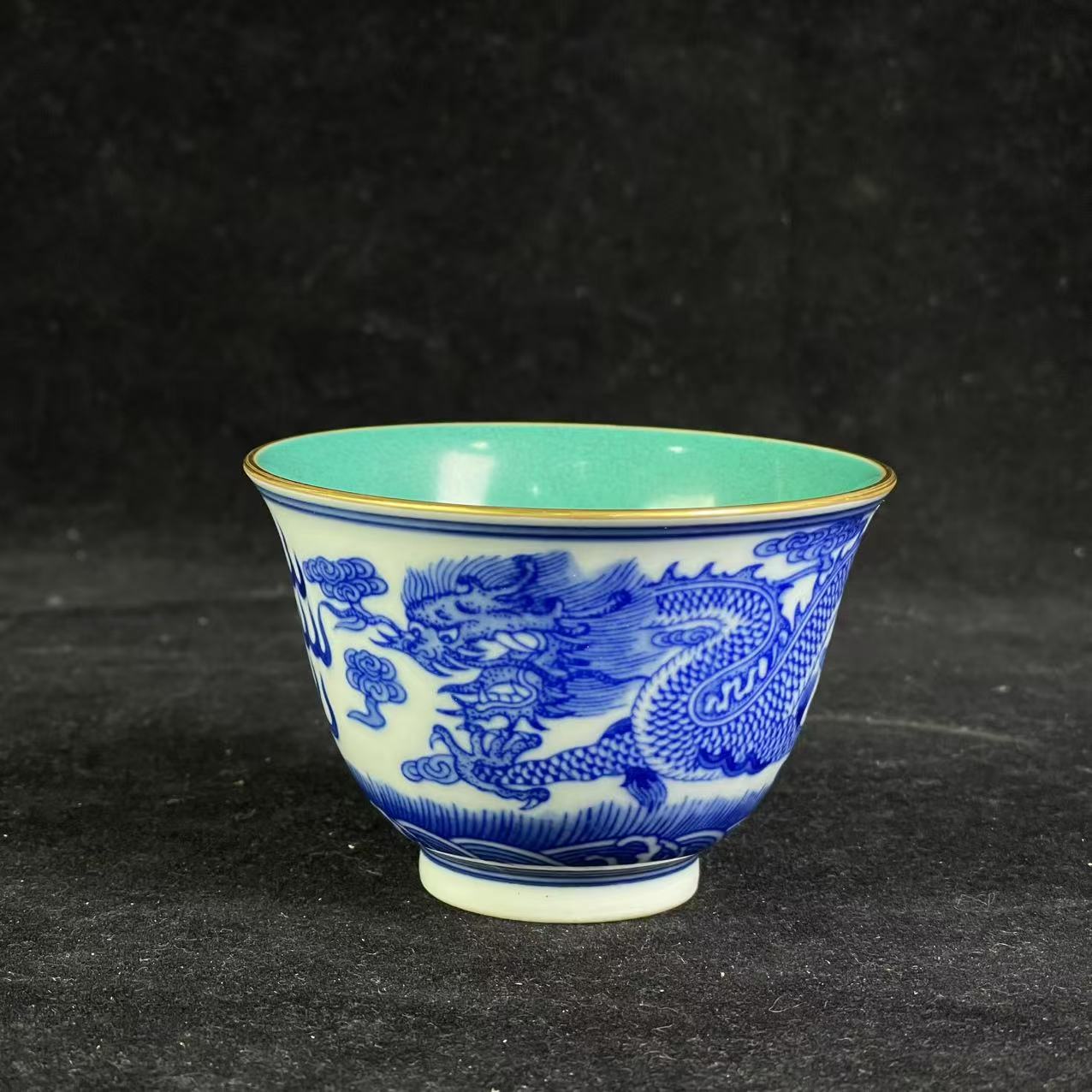 M内松石绿外青花龙戏珠纹杯