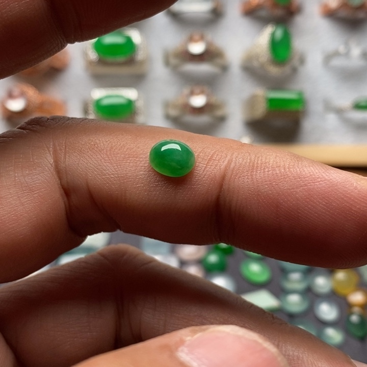 翡翠裸石糯化豆绿戒面7.5×6.1×3.9
