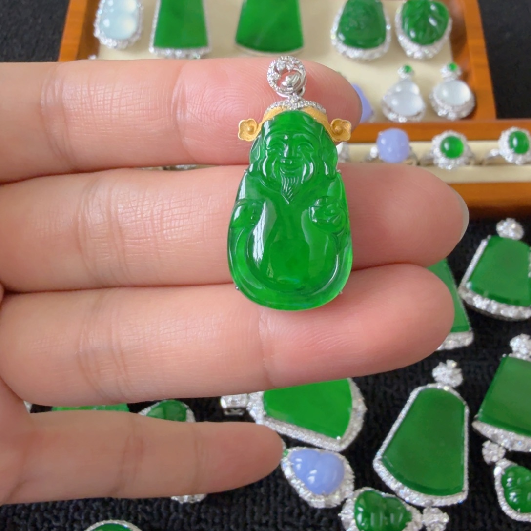 翡翠18K金镶嵌颈饰吊坠