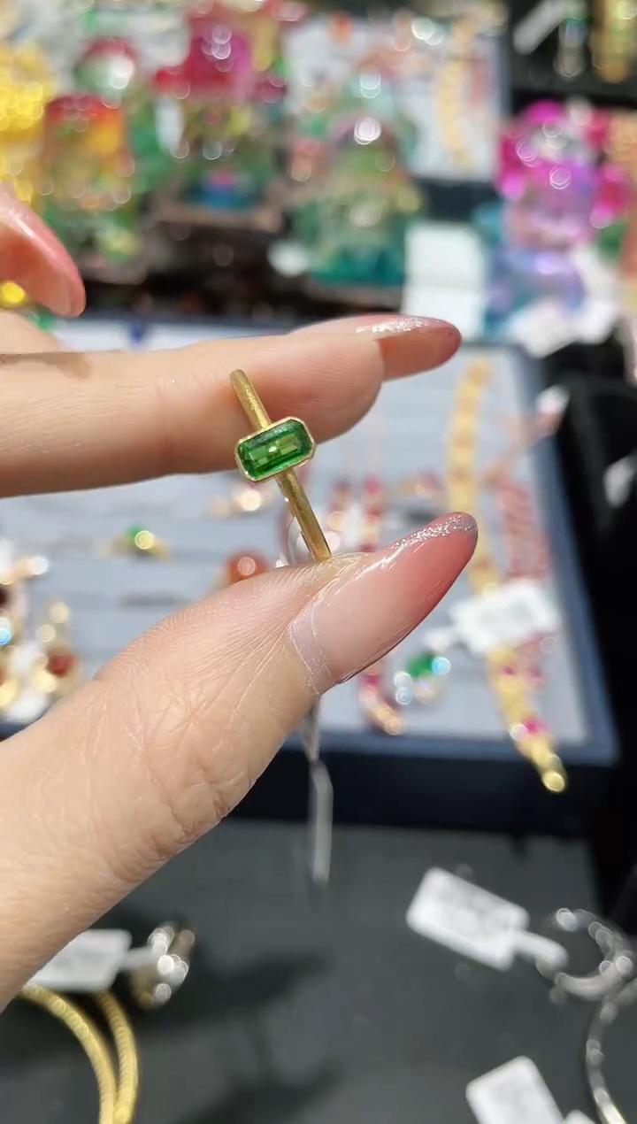  18K金镶嵌天然沙弗莱戒指