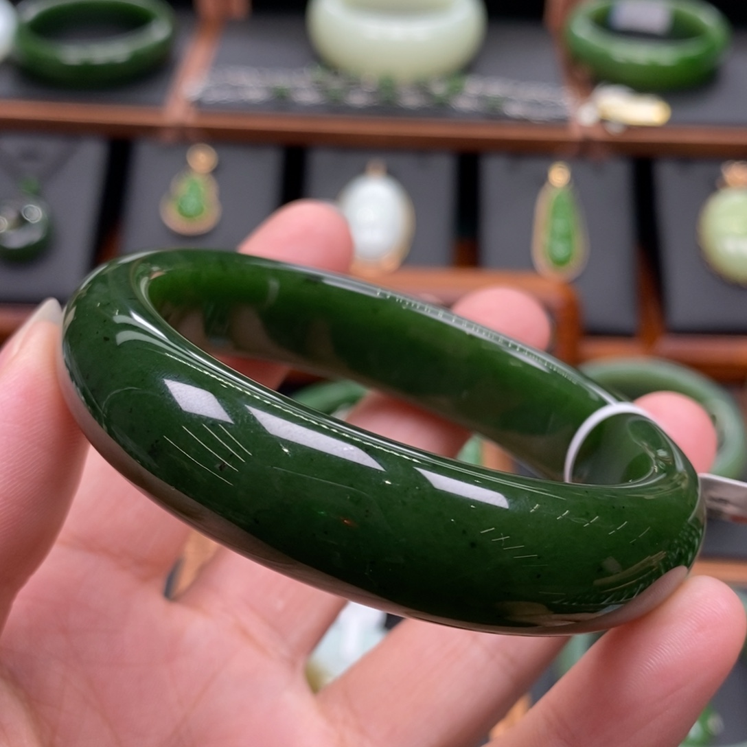 和田玉（碧玉）未镶嵌手镯