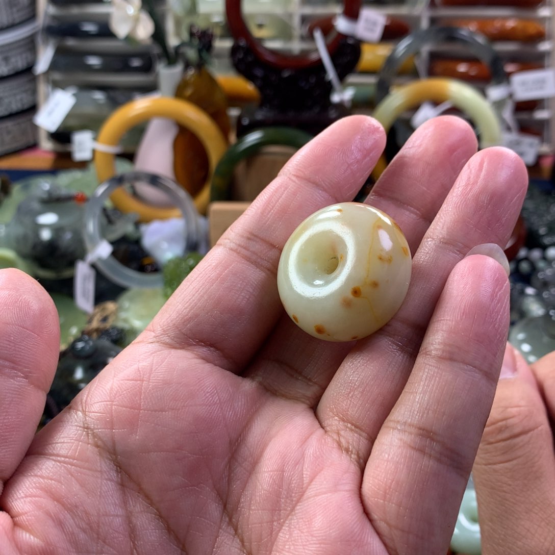 蛇纹石玉颈饰未镶嵌