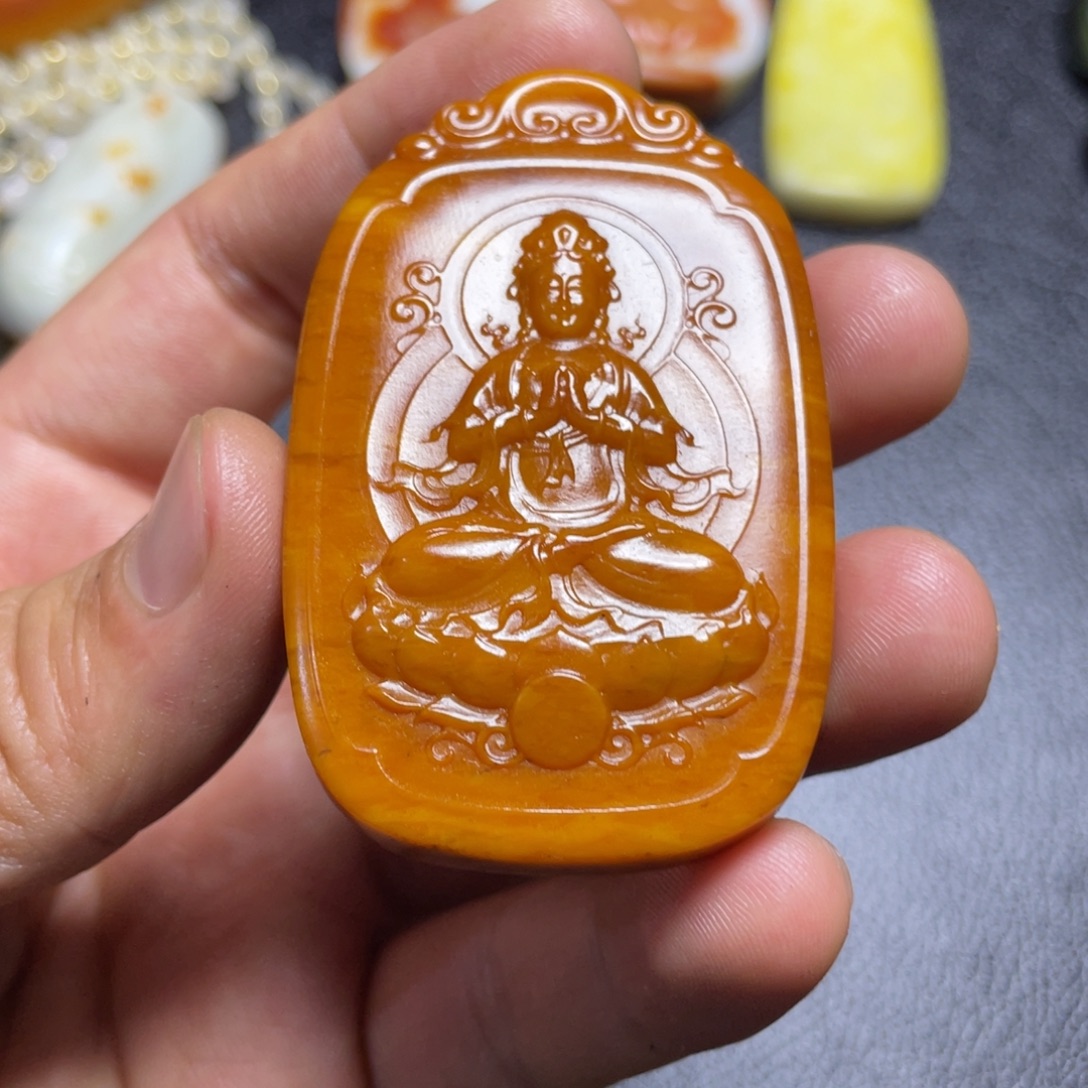 王***涵和田玉未镶嵌颈饰