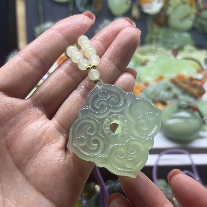 蛇纹石玉未镶嵌颈饰