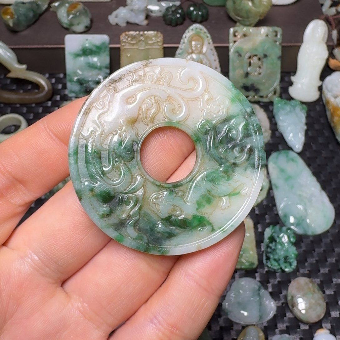 翡翠颈饰未镶嵌翡翠颈饰未镶嵌..