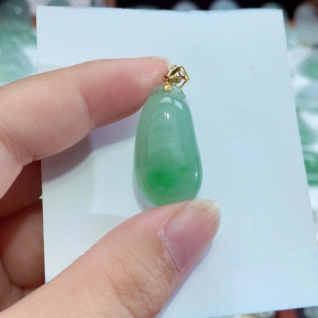 颈饰18K金镶嵌翡翠福瓜