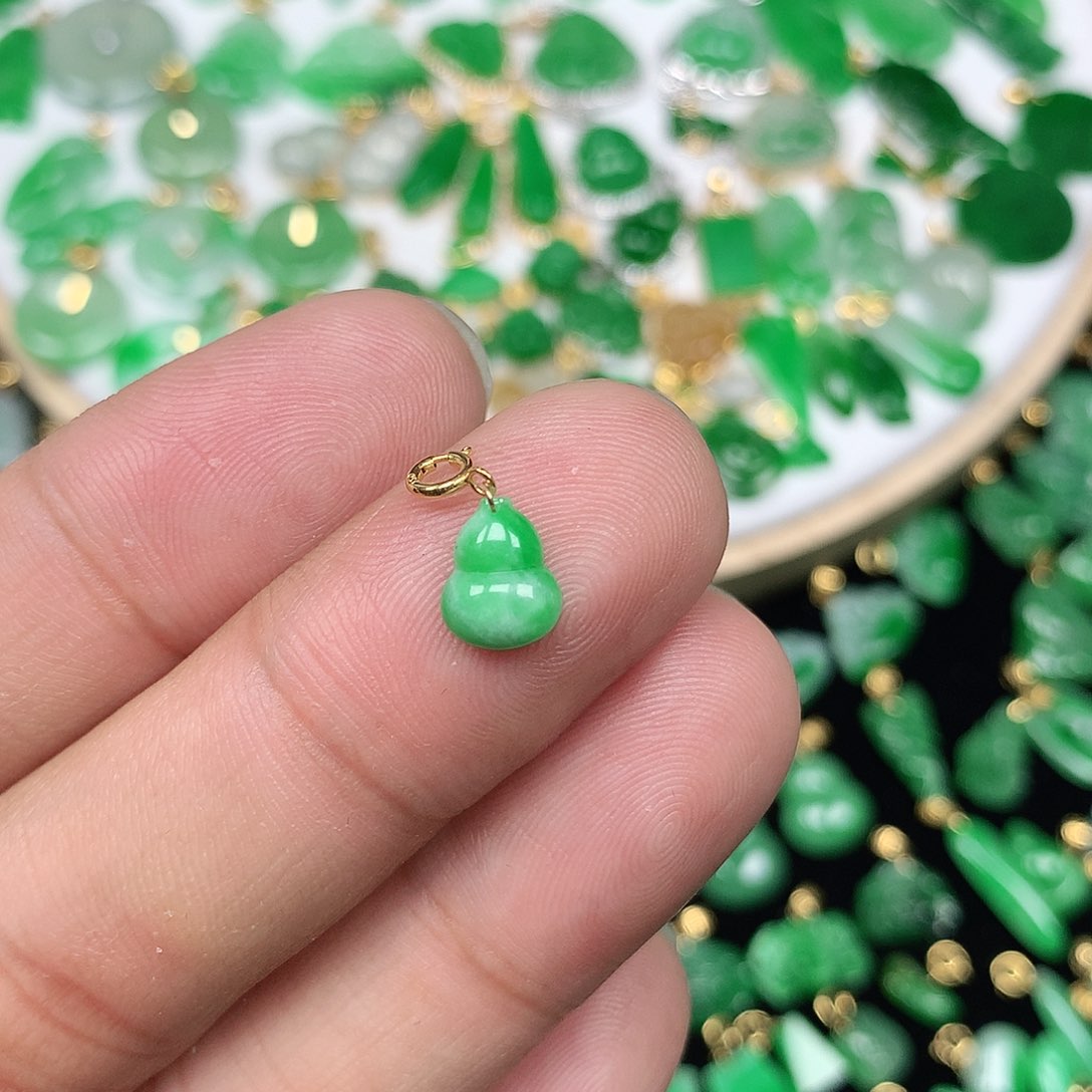 翡翠配石18K金扣 小巧精美飘阳绿小葫芦