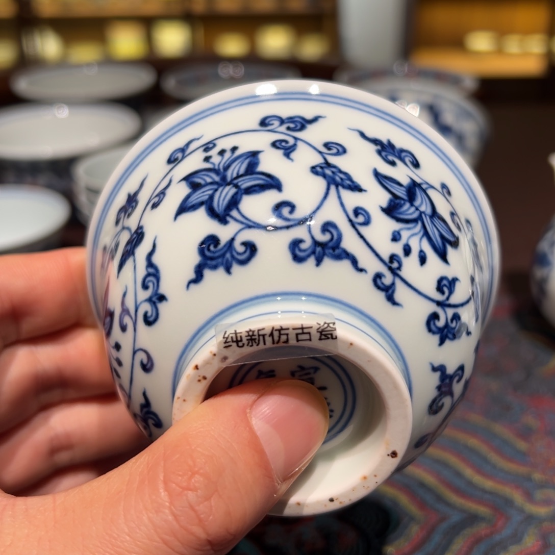瓷精品青花缠枝莲缠枝花卉压手杯口径约9.3厘米