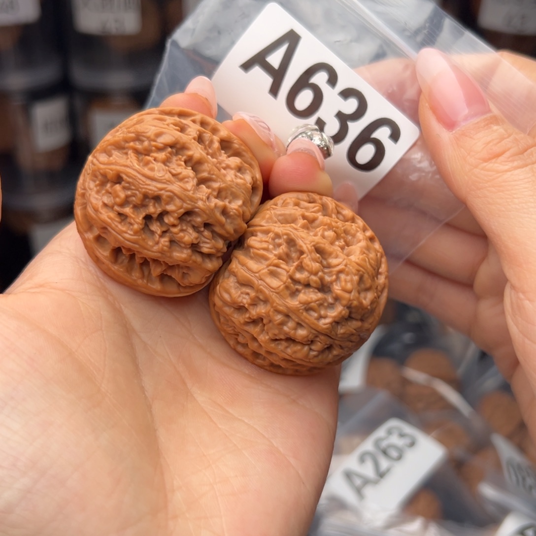 文玩核桃吊坠有大粗筋