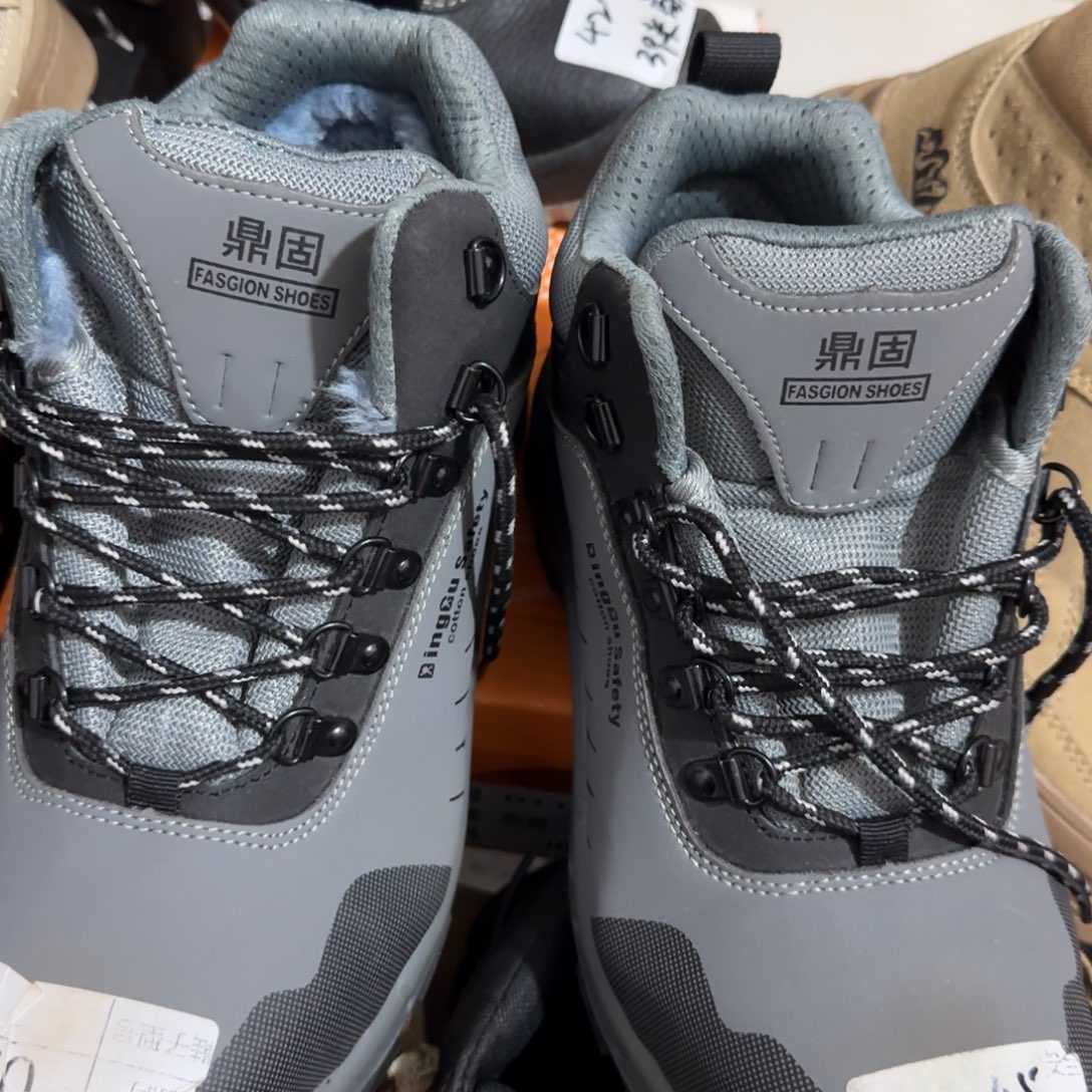 42码灰皮中高帮某固。单1双，棉1双