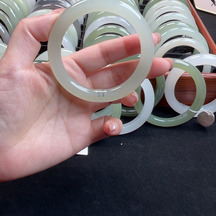 和田玉未镶嵌手镯