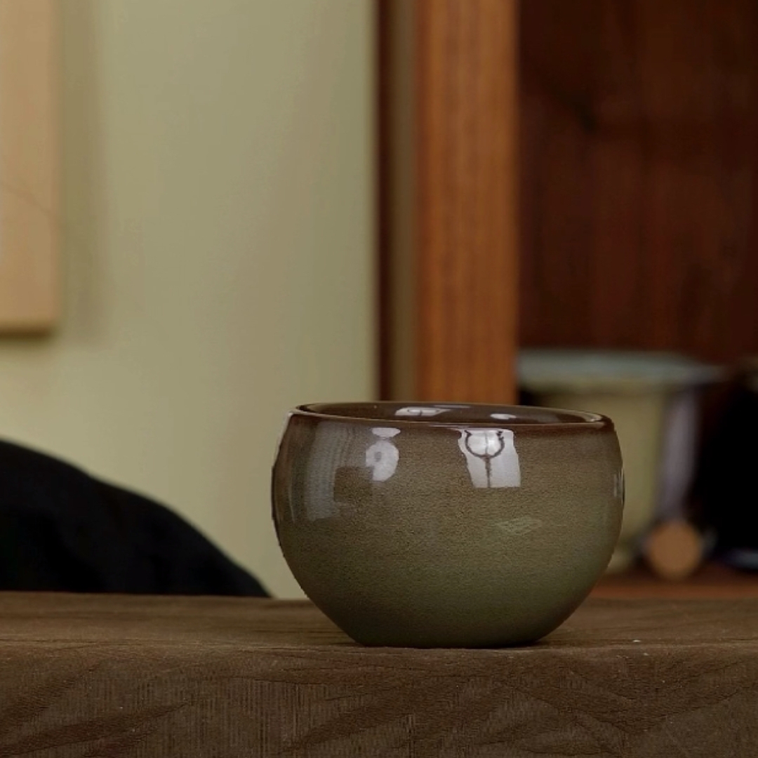 福气杯深咖色陈卫武圆圆杯龙泉青瓷莲子杯中式高档主人杯品茗杯