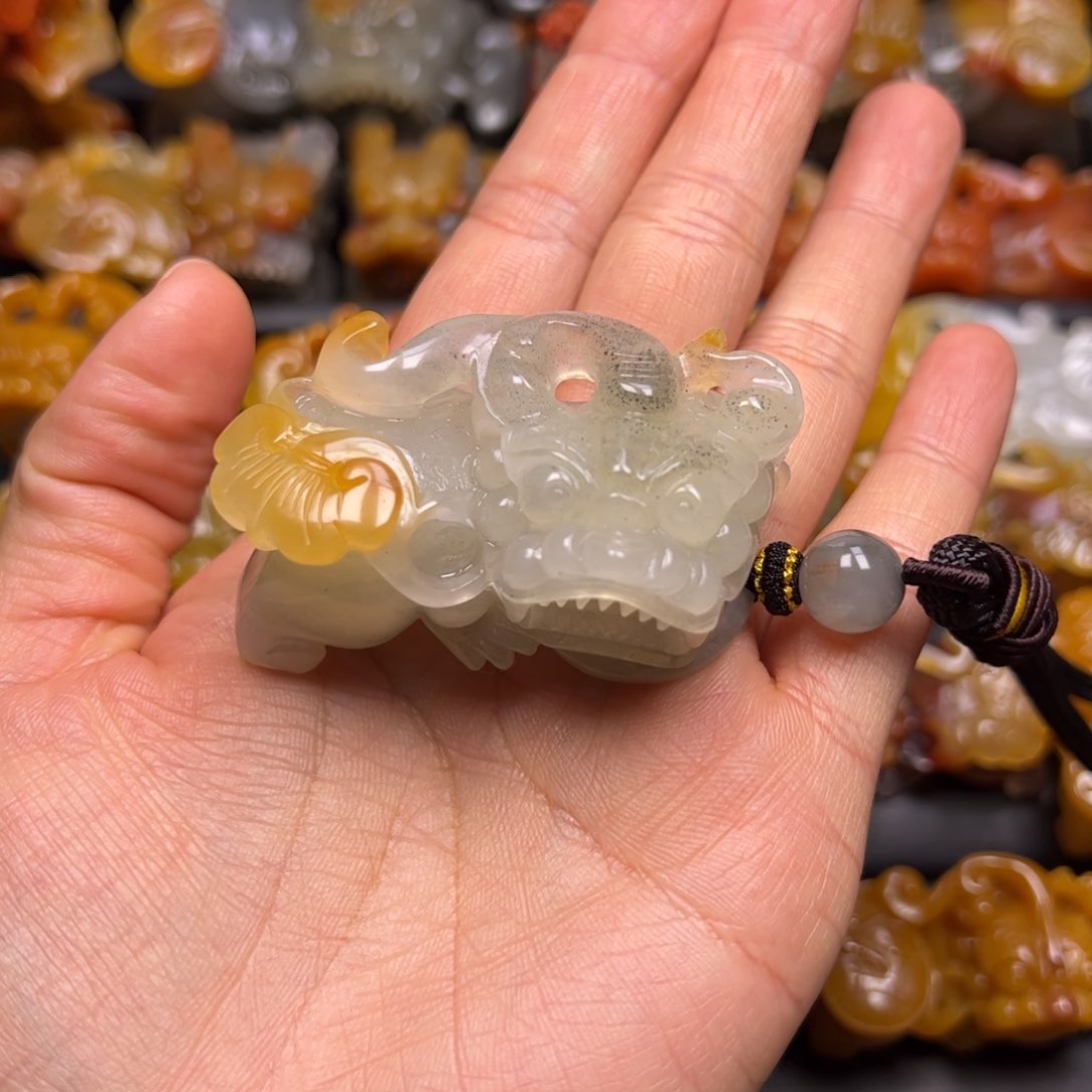 石英质玉（黄龙玉）颈饰未镶嵌