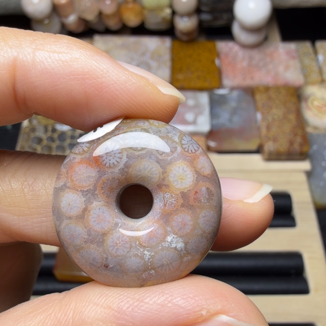 硅化玉未镶嵌粉黄面包扣