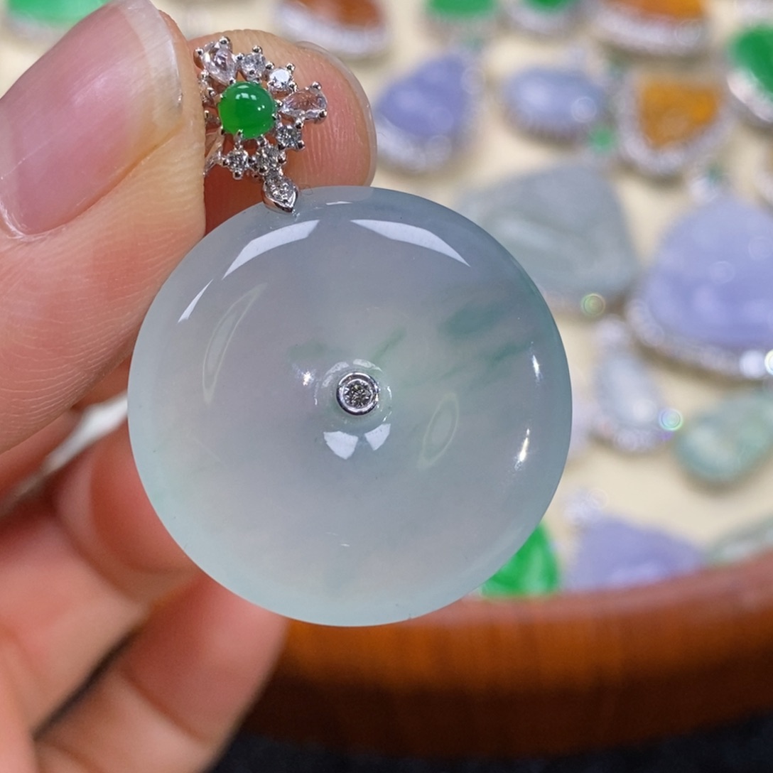 翡翠18K金镶嵌吊坠(赠链)