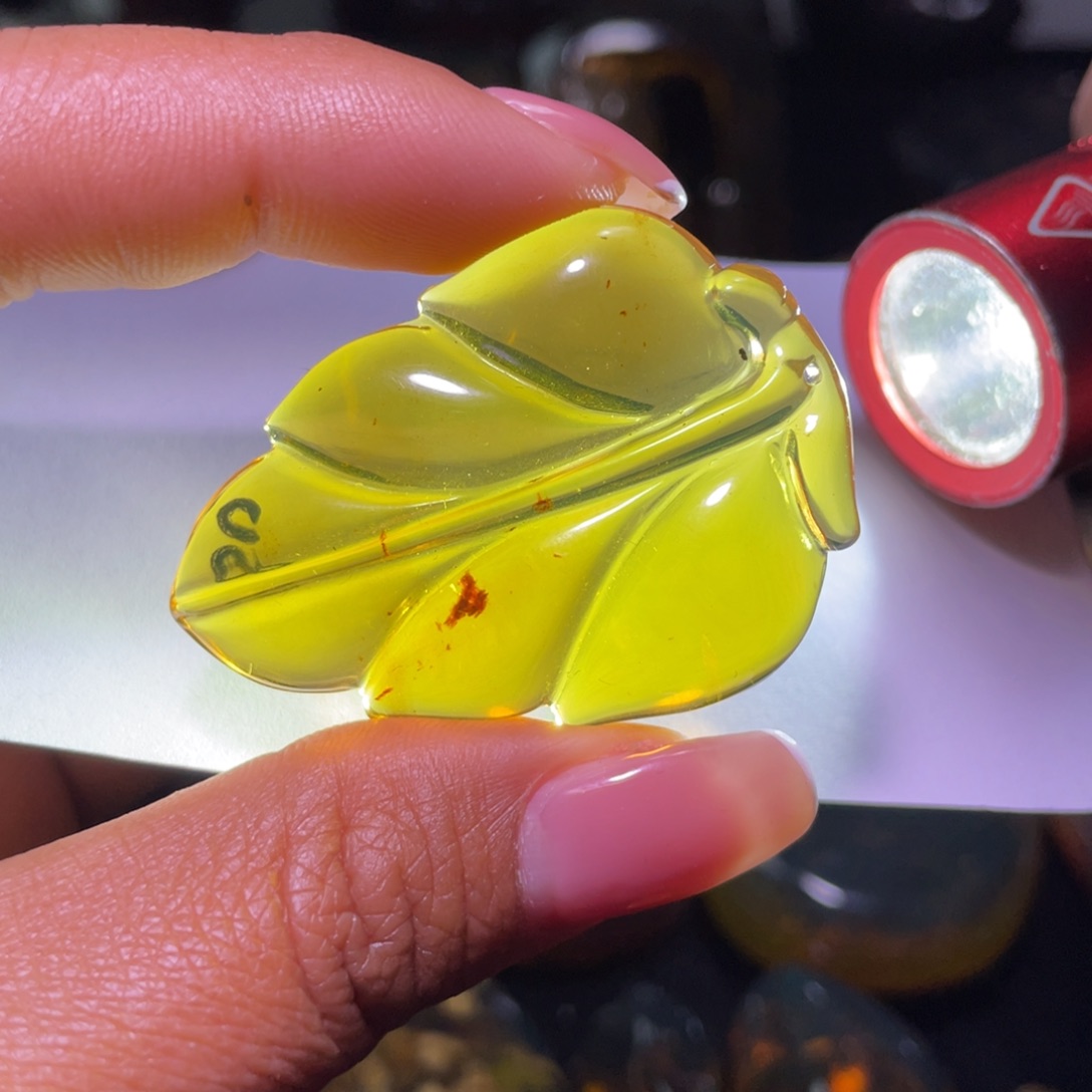 琥珀裸石未镶嵌？