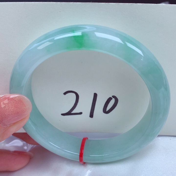 翡翠手镯未镶嵌翡翠