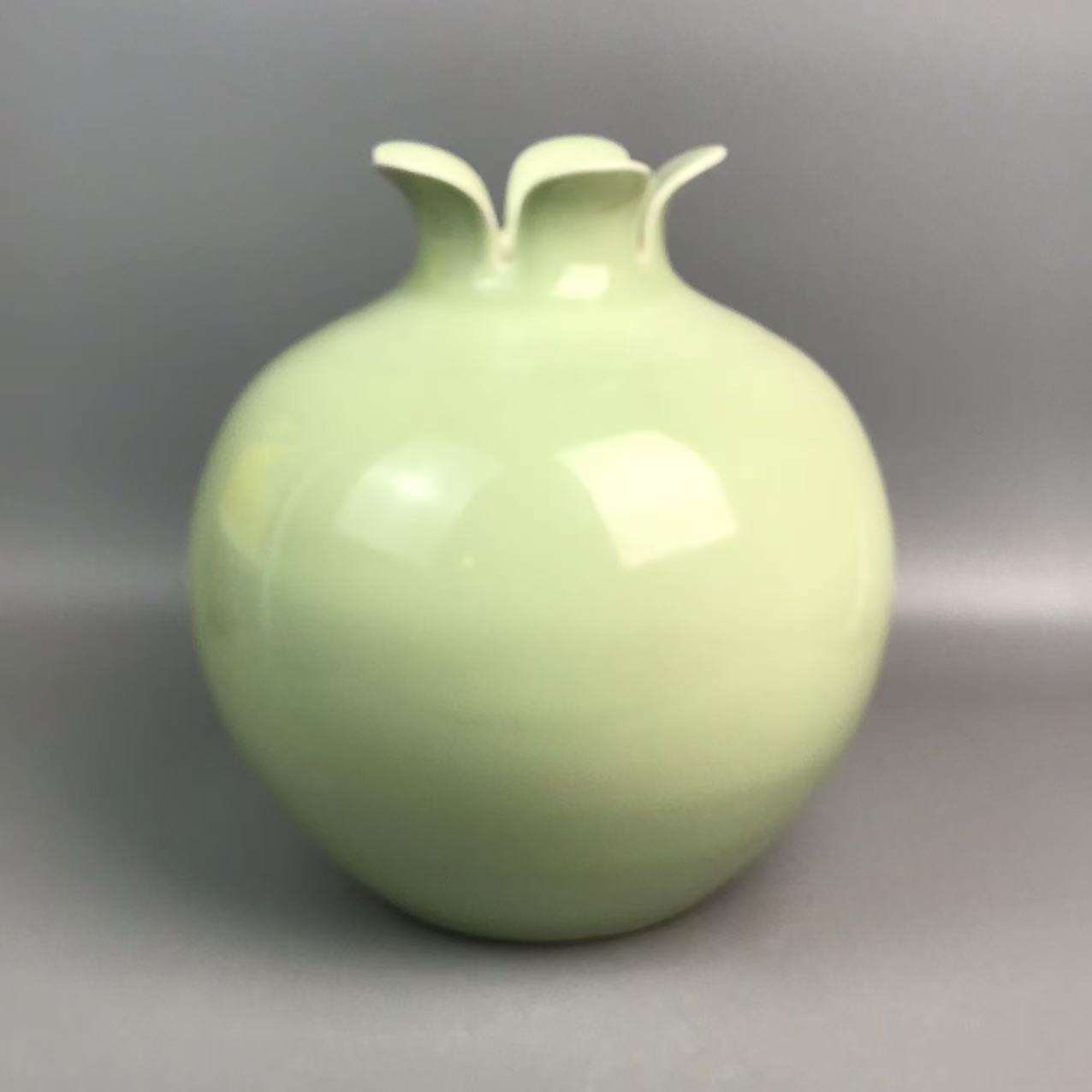 清雍正豆青釉石榴尊