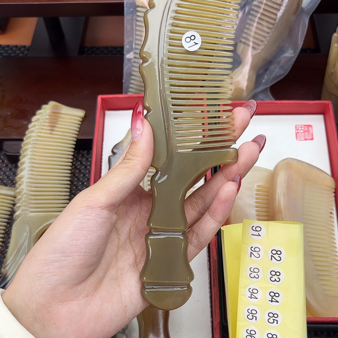 静***手工制作纯牛角梳子