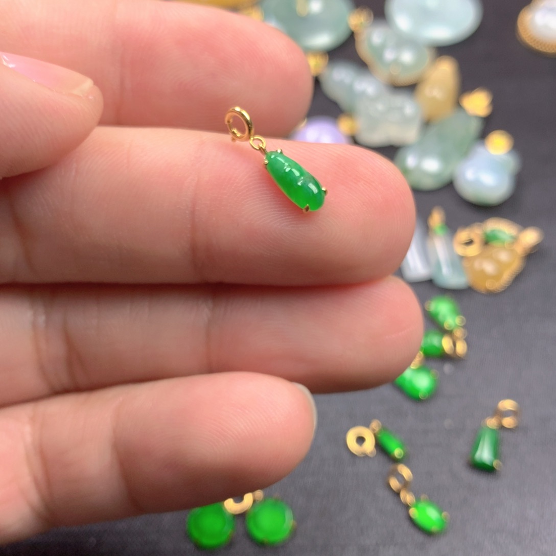 【闪购商品】颈饰18K金镶嵌翡翠生**花翡翠