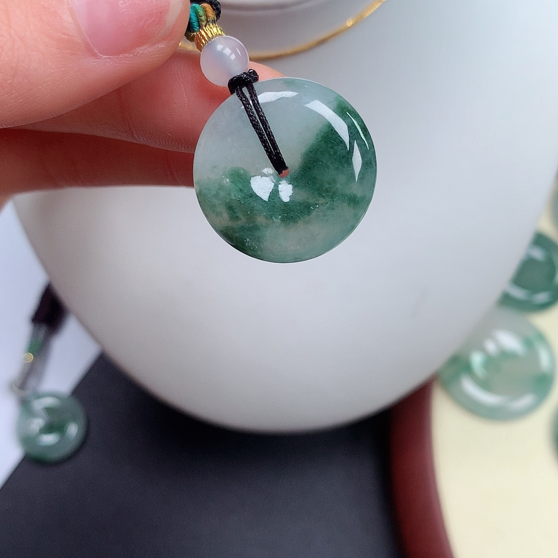 翡翠颈饰未镶嵌平安扣