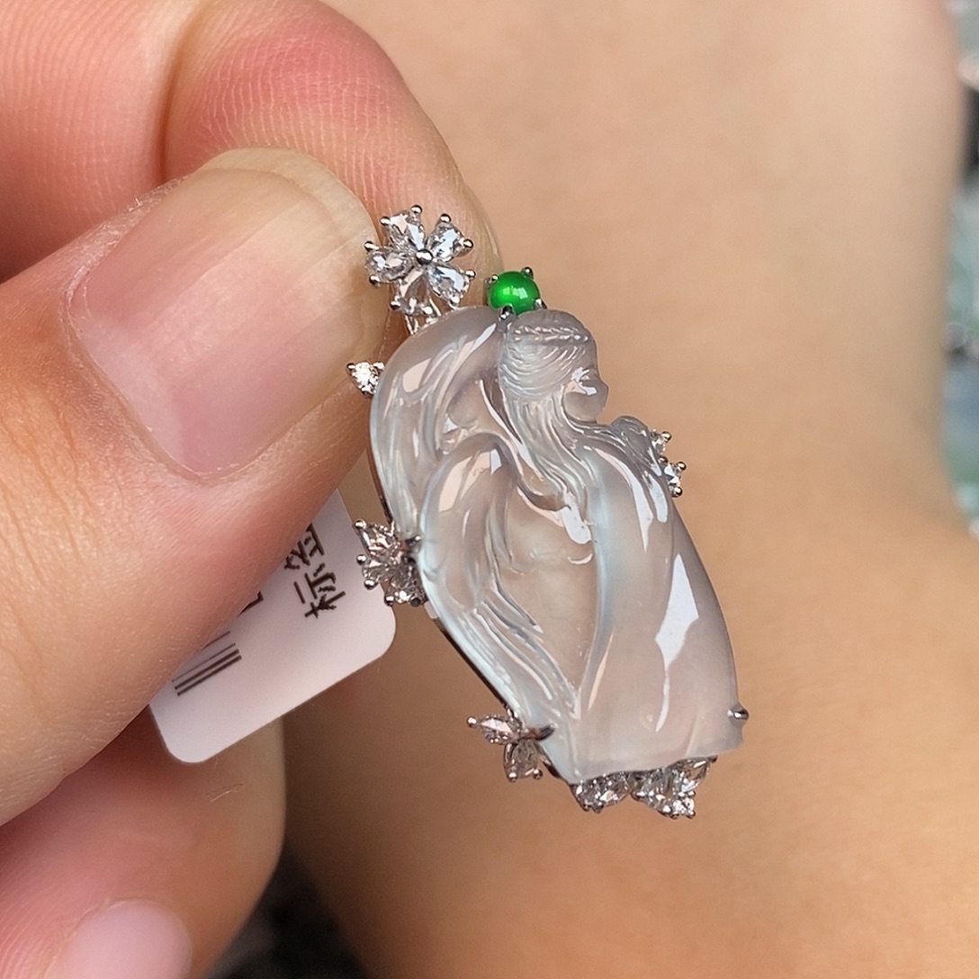 翡翠18K金镶嵌颈饰天使