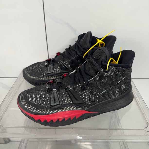 40.5码凯里欧文黑红