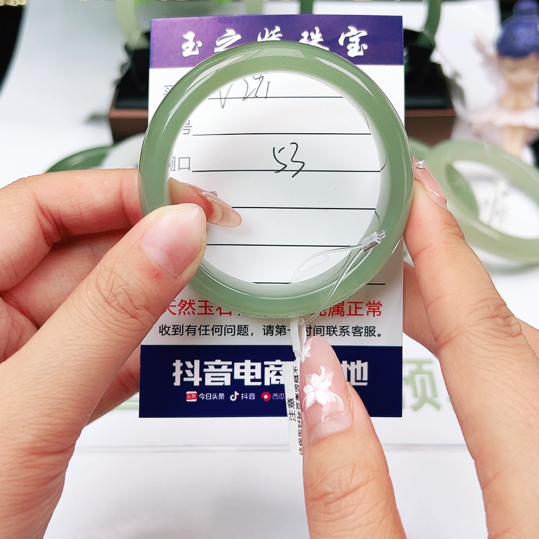 和田玉手镯未镶嵌水*