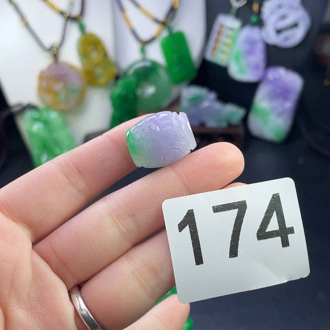 翡翠未镶嵌吊坠(赠链)