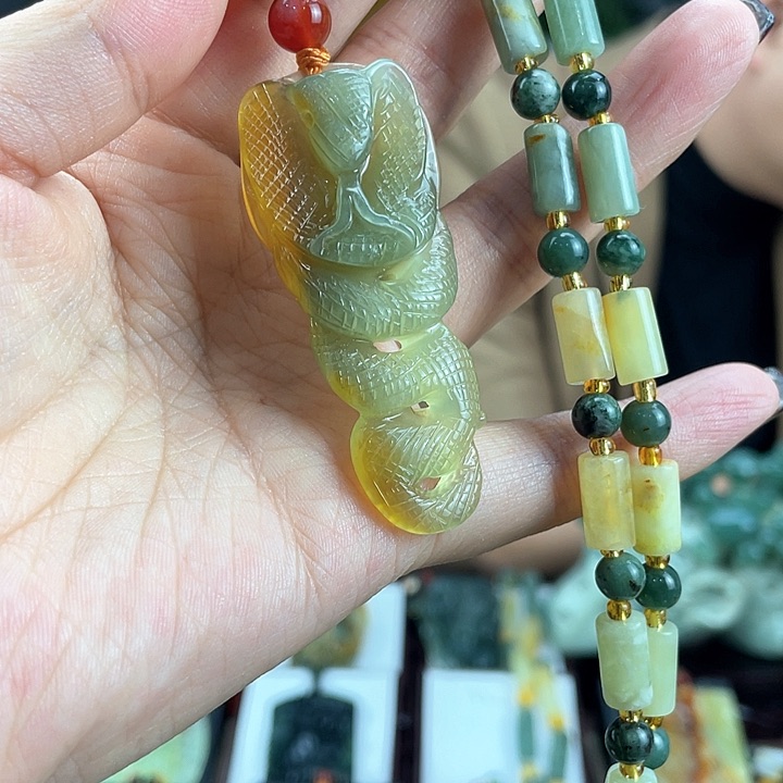 蛇纹石玉颈饰未镶嵌