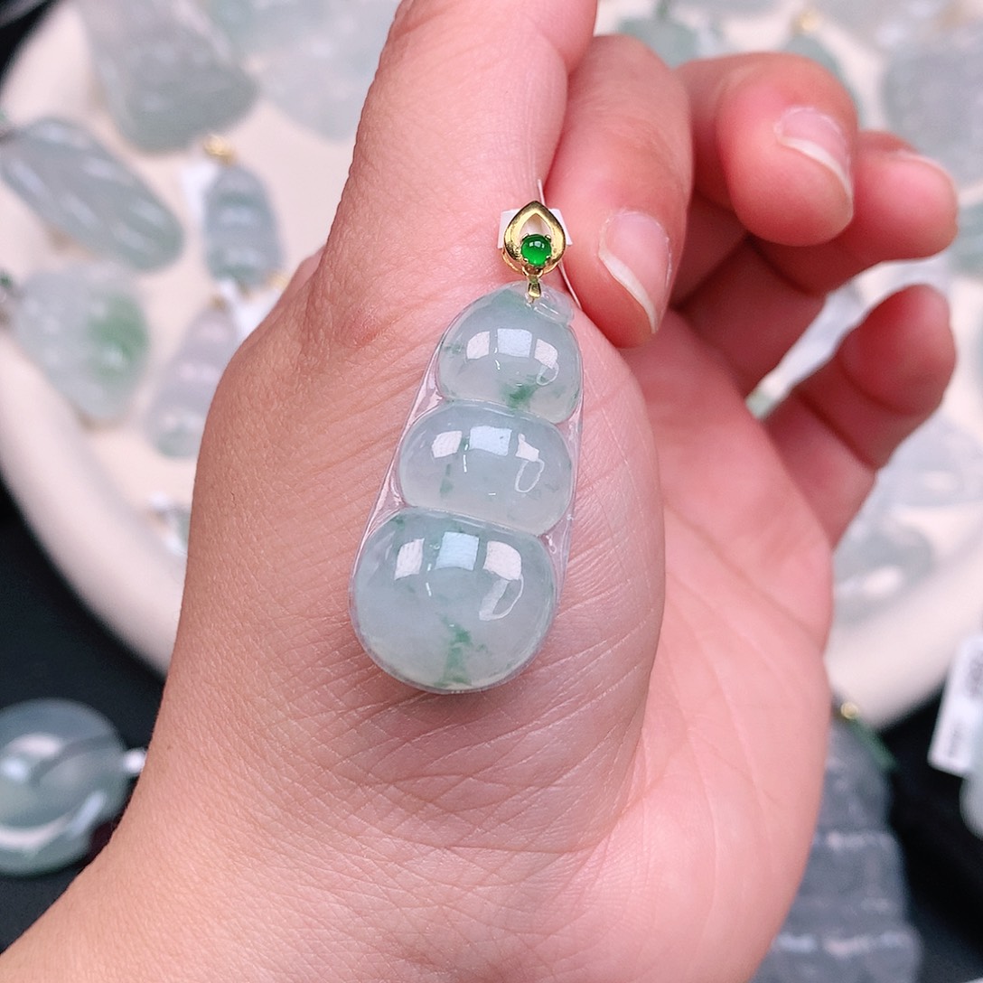 翡翠颈饰18K金镶嵌冰胶飘绿豆子