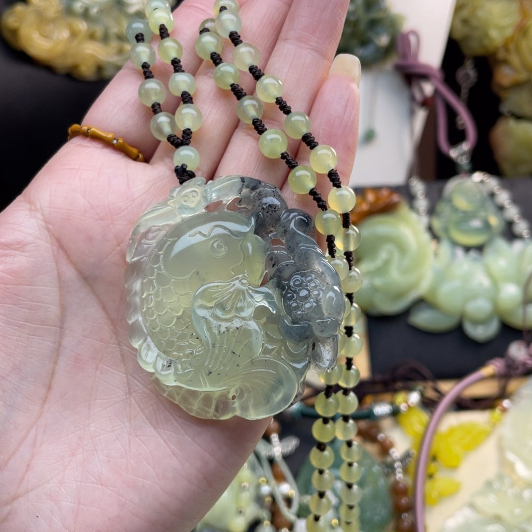 蛇纹石玉未镶嵌颈饰