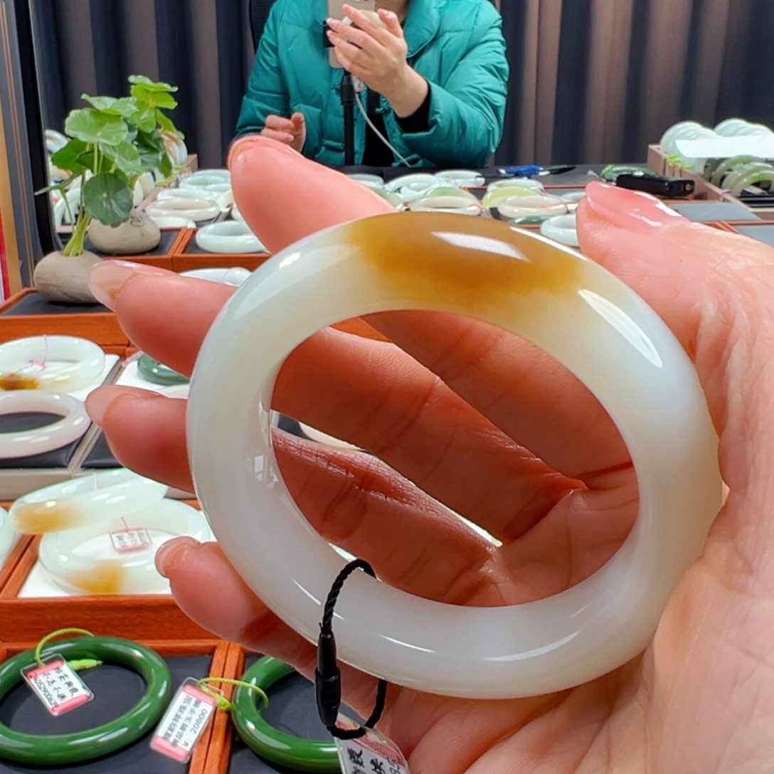 和田玉金山矿一口糖卡53.8未镶嵌净***?
