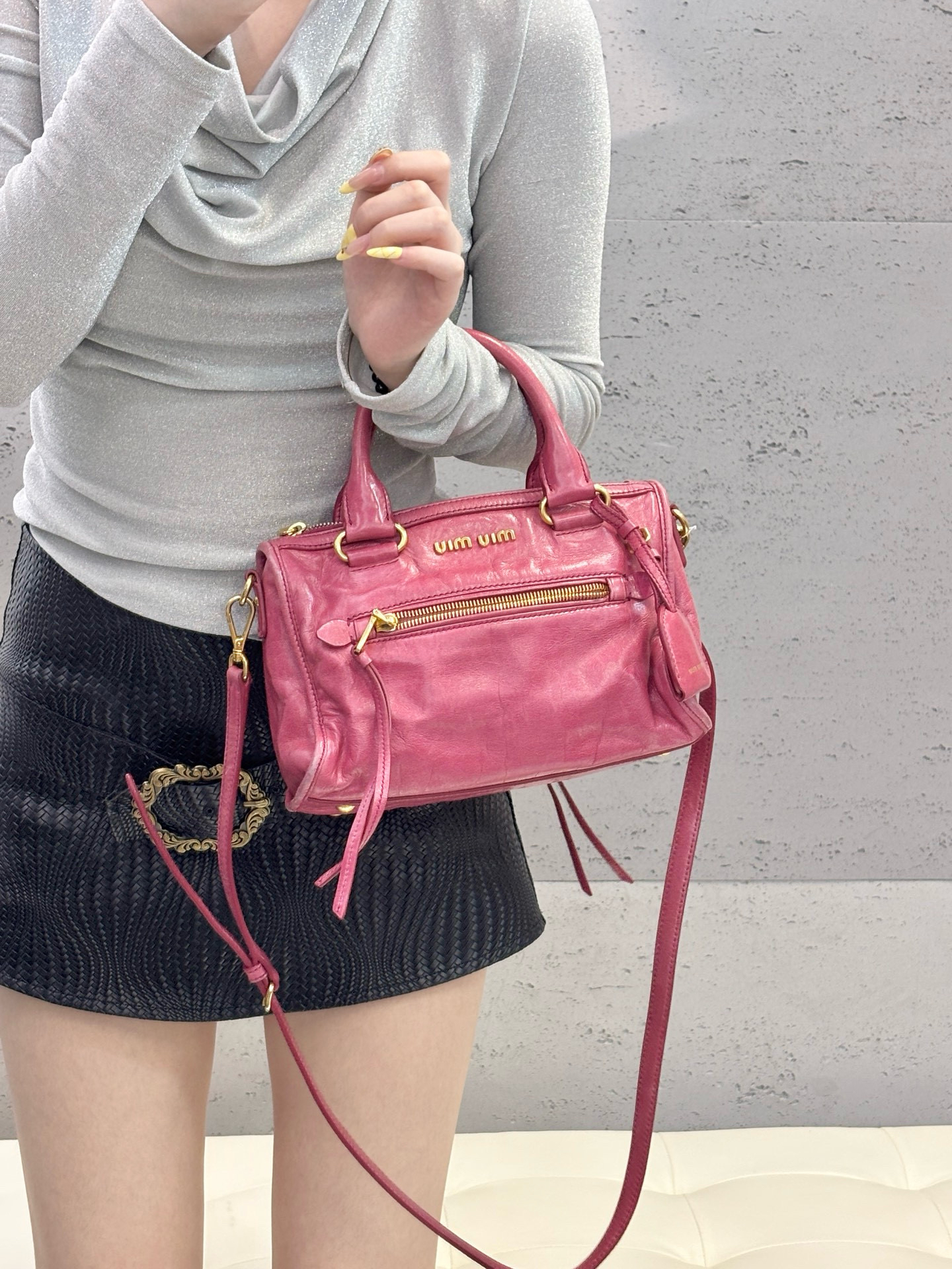 95新 MIU MIU/缪缪 miumiu 粉色小号机车斜挎包(K)