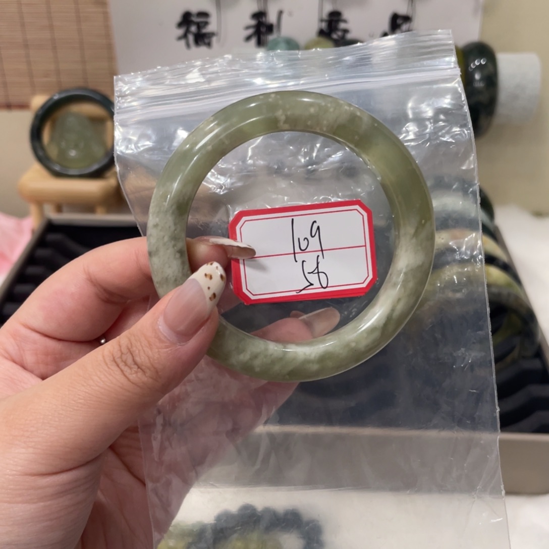 蛇纹石玉手镯未镶嵌