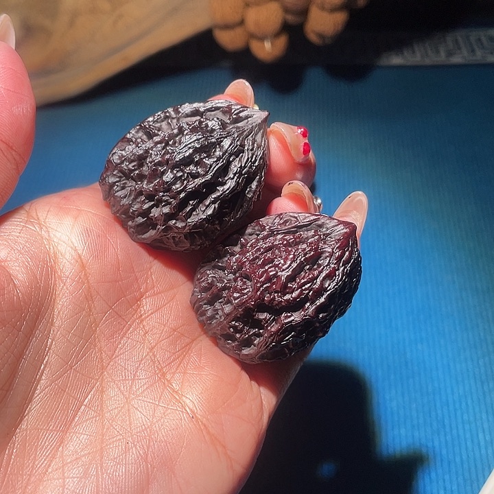 文玩核桃吊坠小海豚