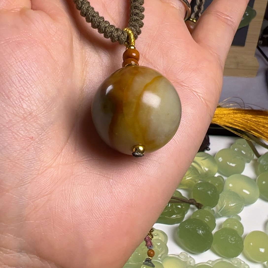 ****红蛇纹石玉未镶嵌颈饰