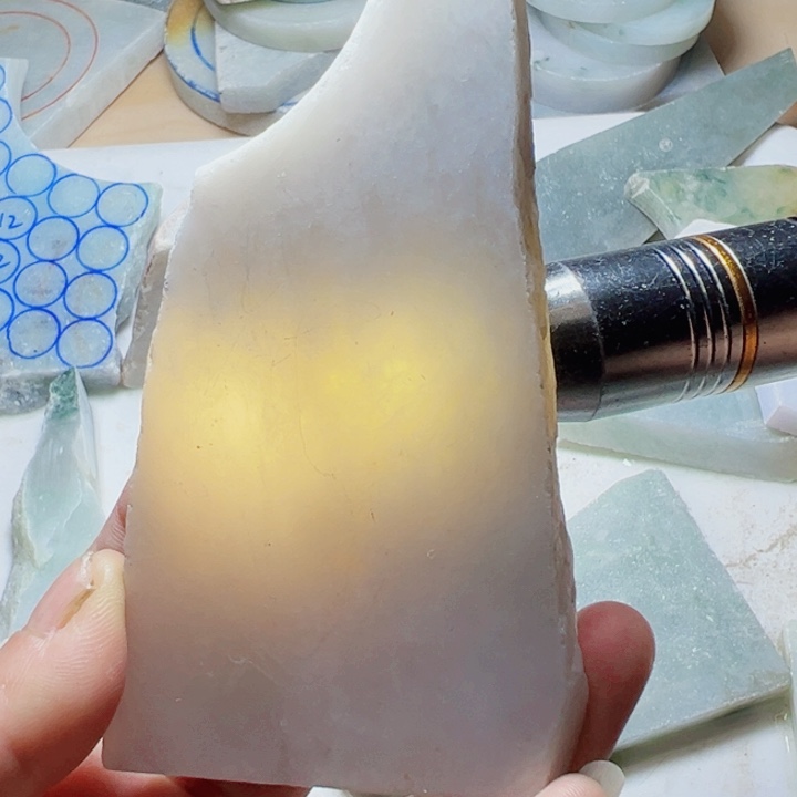 翡翠颈饰未镶嵌翡翠片料