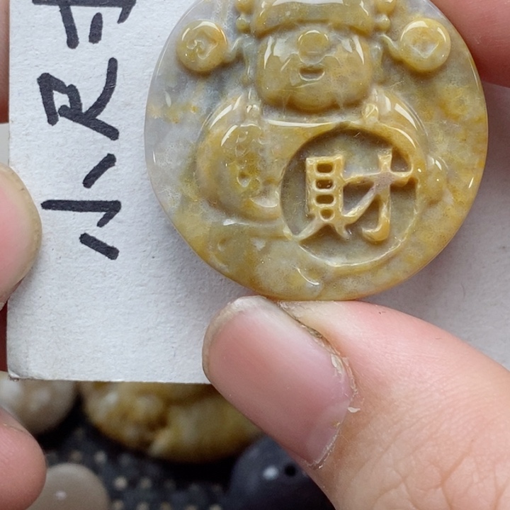 颈饰未镶嵌硅化珊瑚（珊瑚玉）