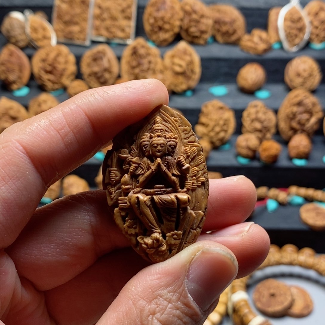 名***想桃核雕刻千手观音