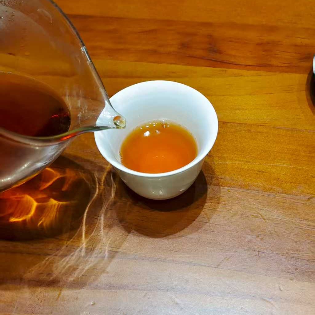 信阳红，入口鲜爽，顺滑，浓浓的花果香伴蜜韵