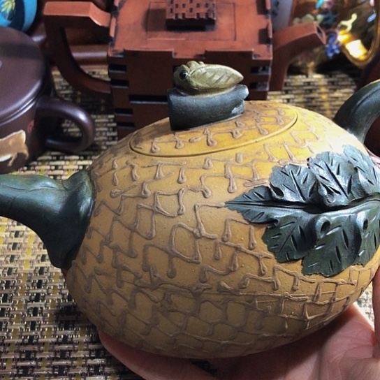 紫砂茶壶原矿泥料手工制作的紫砂壶。