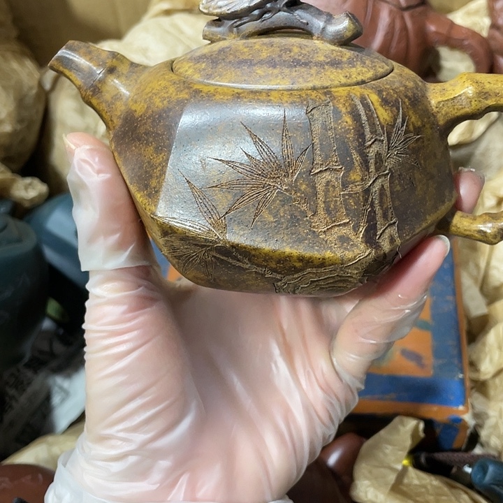 紫砂茶壶原矿泥料，手工制作的一把紫砂壶。