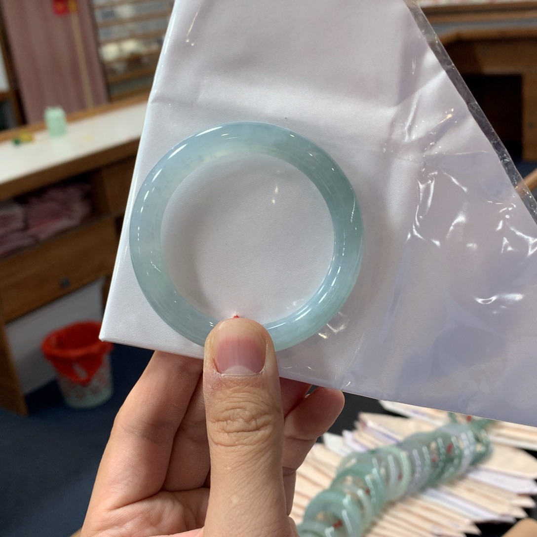 m***豆翡翠未镶嵌手镯买断