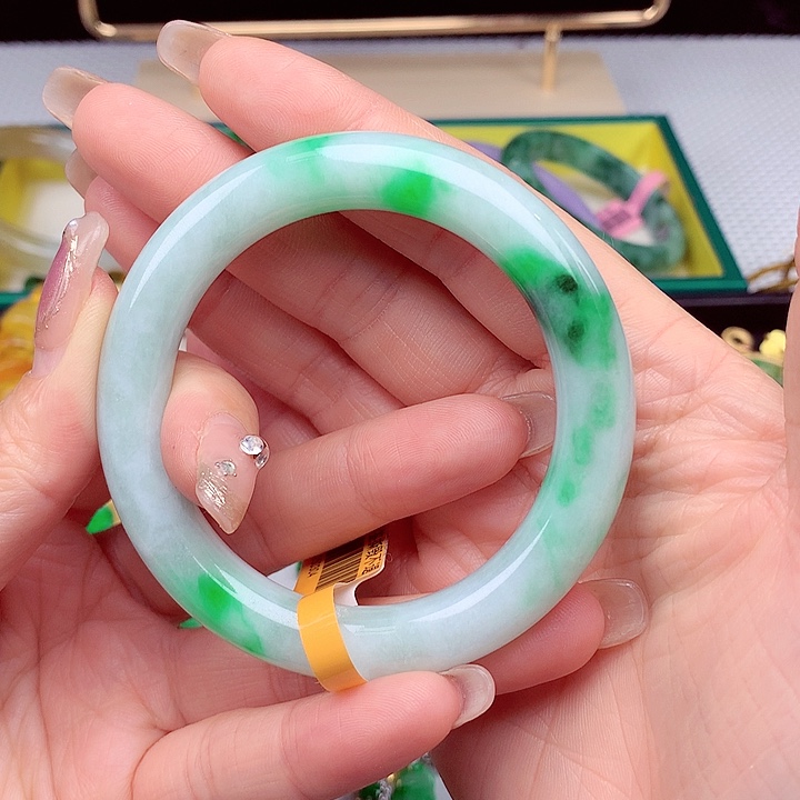 翡翠手镯未镶嵌翡翠