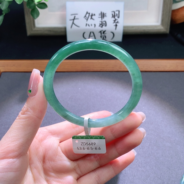 翡翠手镯未镶嵌天然翡翠手镯