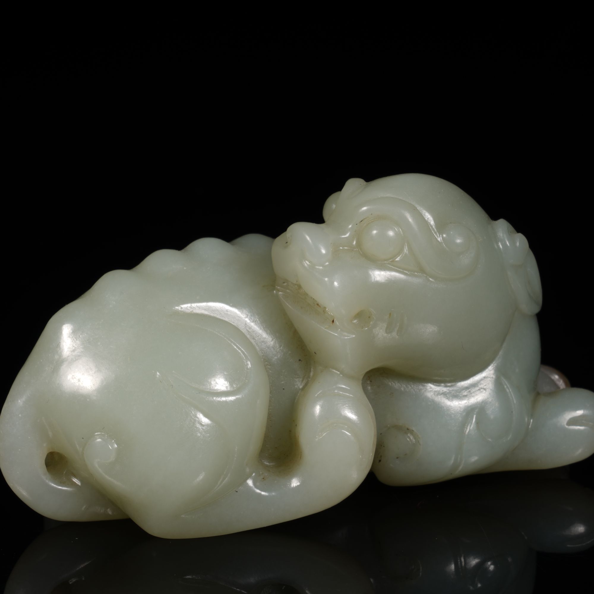 Lot51 清代 和田白玉瑞兽纸镇