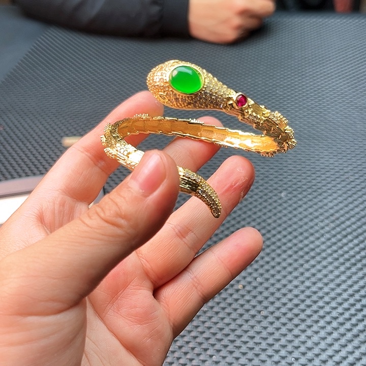 翡翠颈饰未镶嵌啊啊