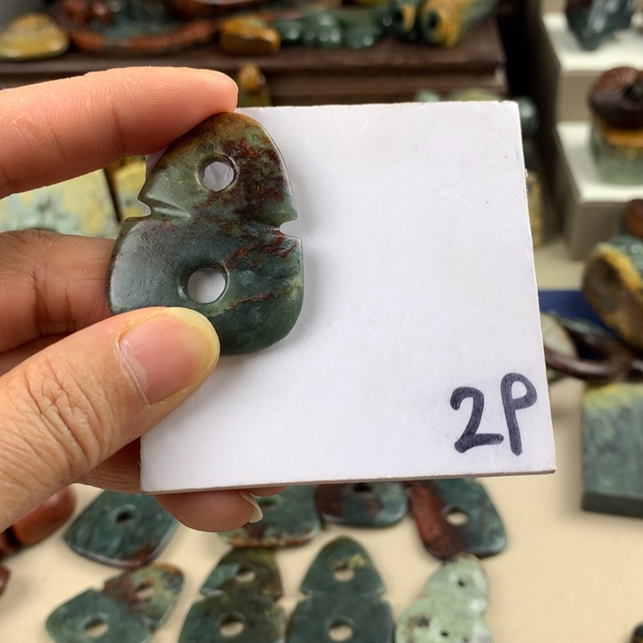 岫岩河磨玉（透闪石质玉）挂件有瑕未镶嵌草*?