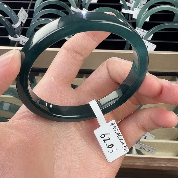 翡翠手镯未镶嵌大*62.03